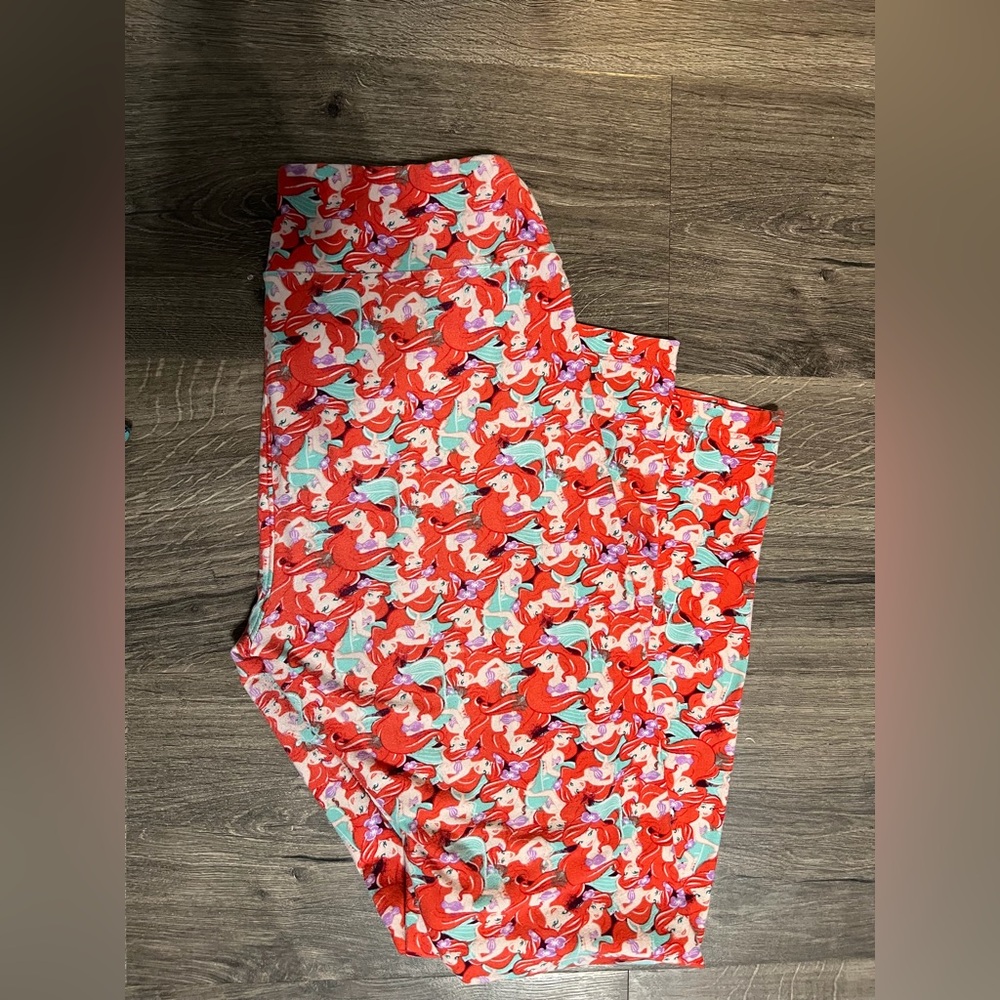 LuLaRoe Red and White Patterned Leggings
